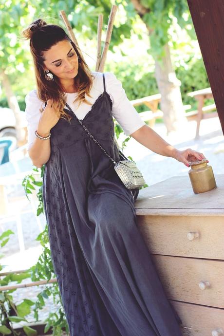 Con vestido largo en gris plomo Con vestido largo en gris plomo