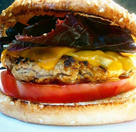 Hamburguesa y tartar de cordero con salsa de vino Somontano [Dos recetas con nuevos cortes de carne de cordero]