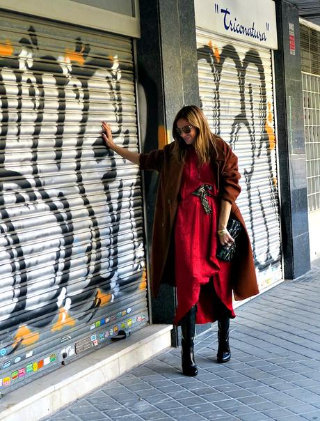 vestido rojo y abrigo vestido rojo y abrigo