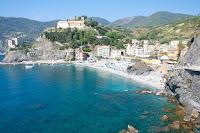 5 Encantadores Pueblos de la Costa Italiana:Monterosso un paraíso de aguas cristalinas.