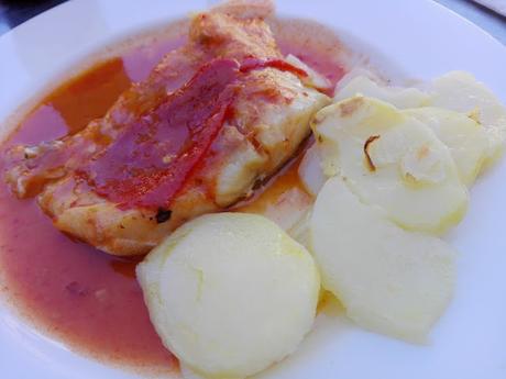 Bacalao confitado con salsa de piquillos y patatas