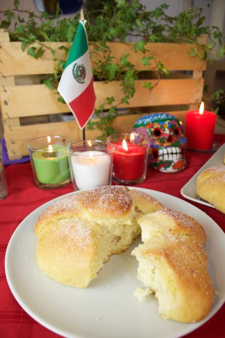 Pan de muerto – Delicioso panecillo dulce del día de muertos. México Pan de muerto – Delicioso panecillo dulce del día de muertos. México