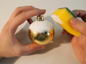 Aprende cómo pintar esferas navideñas de forma espectacular