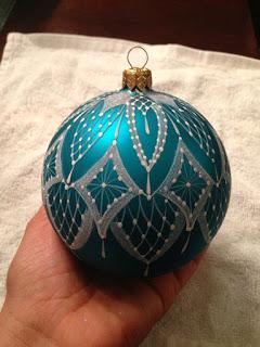 Aprende cómo pintar esferas navideñas de forma espectacular