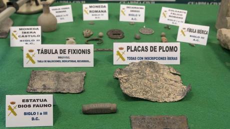La Guardia Civil recupera del expolio una lámina ibera con la escritura más antigua de España en Jaén