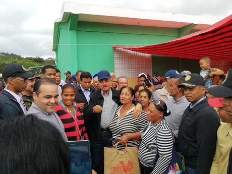 Danilo evalúa con productores proyecto agroforestal en Bahoruco.