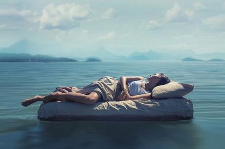 Mujer durmiendo en un lago