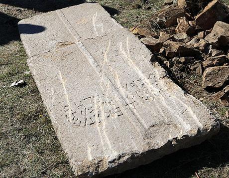 Losa encontrada y perteneciente a un sarcófago, en Turquía. 
