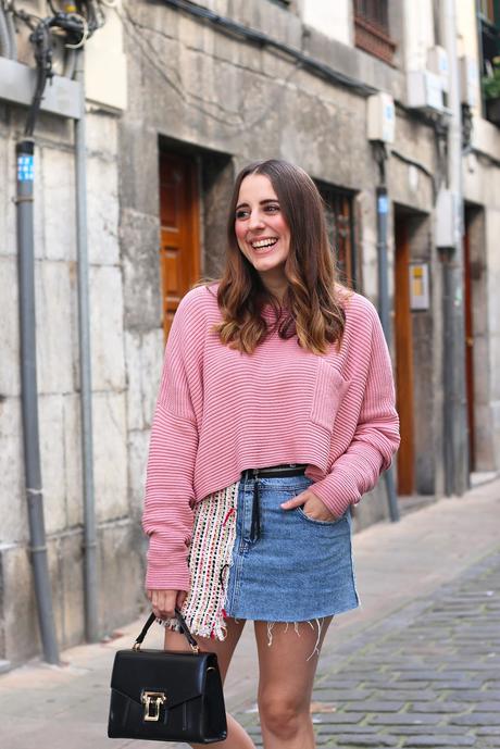 Outfit con falda vaquera y tweed