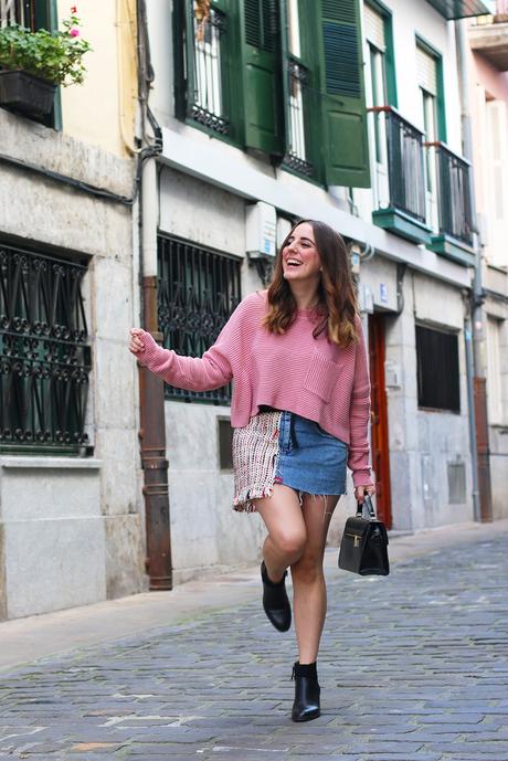 Outfit con falda vaquera y tweed