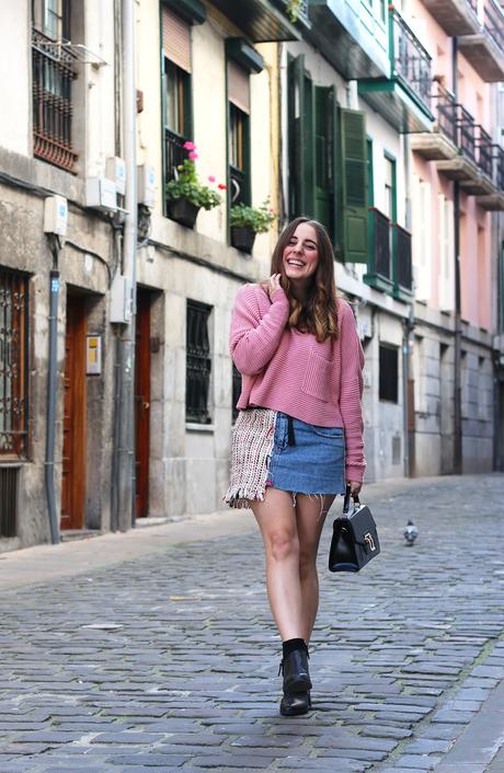 Outfit con falda vaquera y tweed