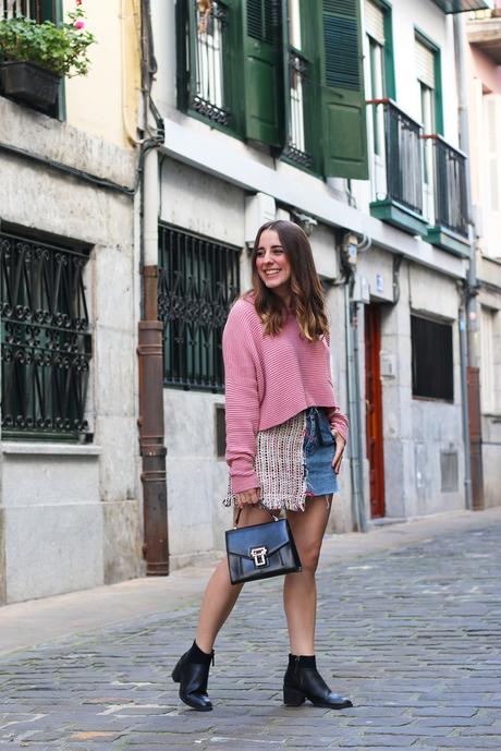 Outfit con falda vaquera y tweed