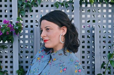 Cómo combinar una blusa de estampado de rayas y flores Cómo combinar una blusa de estampado de rayas y flores