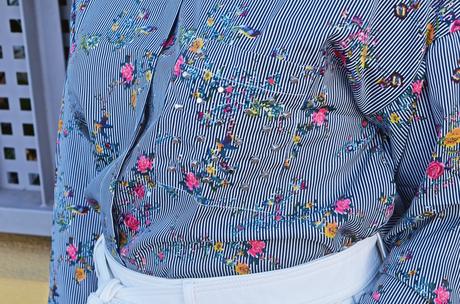 Cómo combinar una blusa de  estampado de rayas y flores