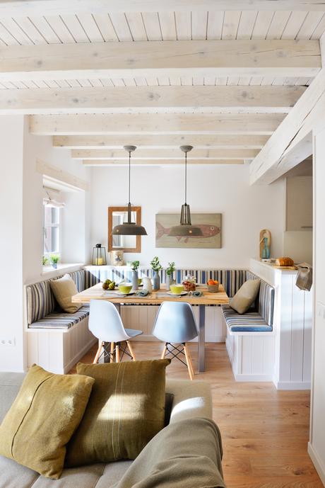 00417823. Office entre ventana y barra, con banco y colchonetas de color azul 00417823