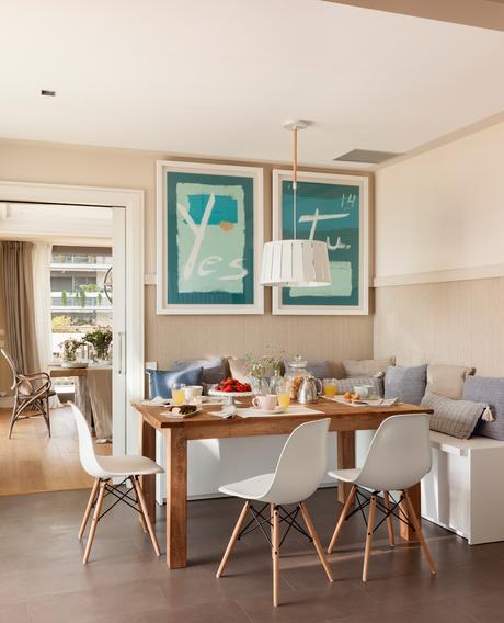 00427901 O. Office en un rincón con bancos y sillas y cuadros azules 00427901 O