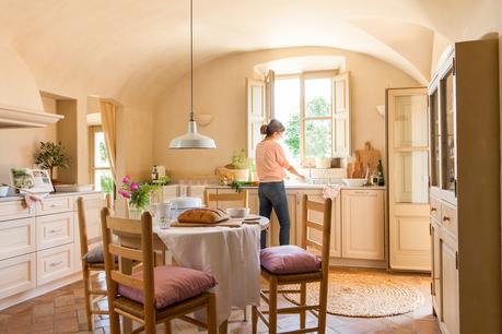 00433892. Mesa redonda de office en el centro de una cocina rústica 00433892