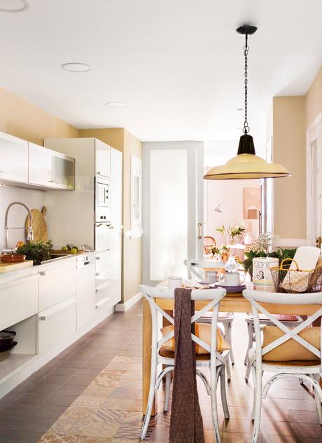 00451590. Cocina en línea con office delante con sillas en aspas 00451590