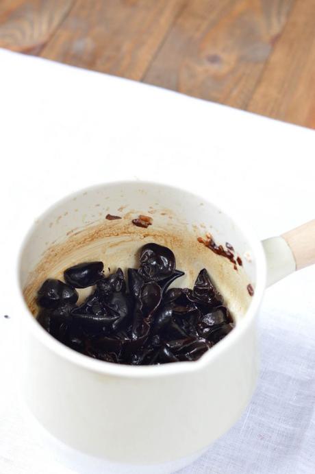 Sopa china de fideos, hongos y espinacas