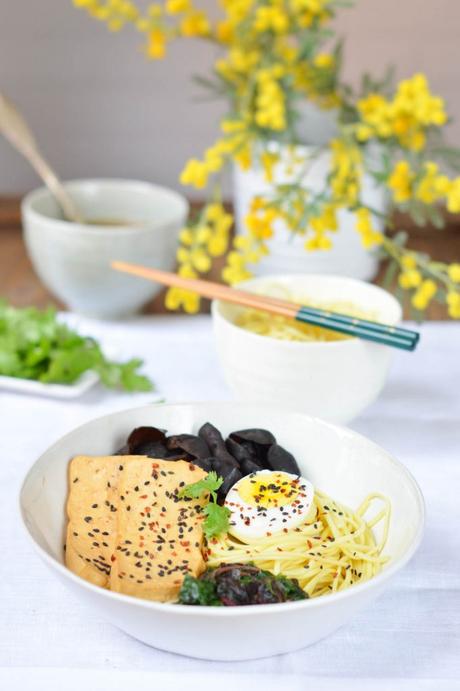 Sopa china de fideos, hongos y espinacas