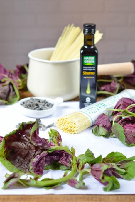 Sopa china de fideos, hongos y espinacas