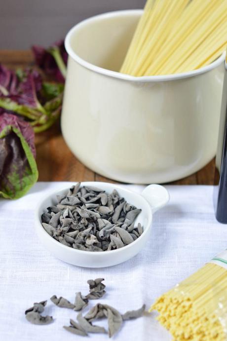 Sopa china de fideos, hongos y espinacas