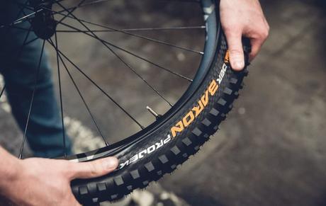 ¿Cómo convertir una rueda de mtb en tubeless?