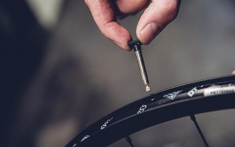 ¿Cómo convertir una rueda de mtb en tubeless?