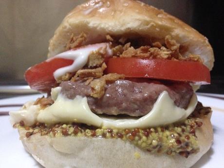 Hamburguesa de pavo con mostaza vieja salsa roquefort y cebolla crujiente Hamburguesa de pavo con mostaza vieja salsa roquefort y cebolla crujiente