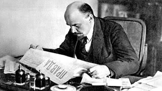 Lenin leyendo el Pravda del camarada Stalin.