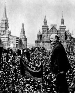 Lenin ante una masa enfervorecida.