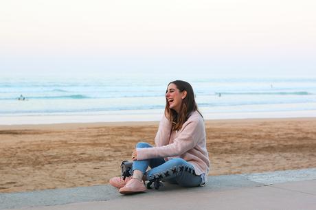 Outfit sport con jeans acordonados