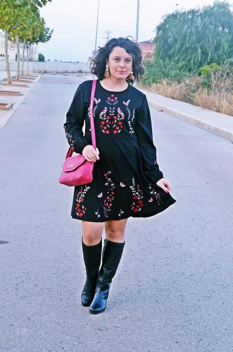 Vestido negro con bordados Vestido negro con bordados