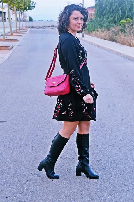 Vestido negro con bordados Vestido negro con bordados