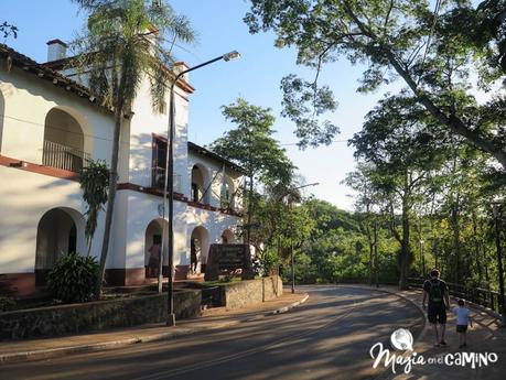 El hito de las tres fronteras y el paseo por la costanera en Puerto Iguazú