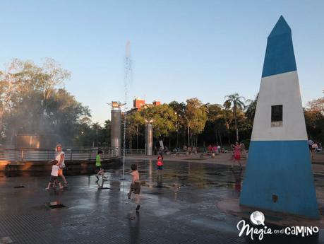 El hito de las tres fronteras y el paseo por la costanera en Puerto Iguazú