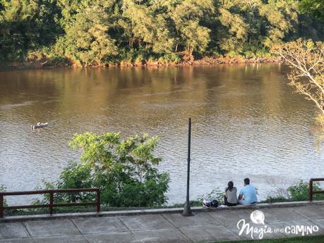 El hito de las tres fronteras y el paseo por la costanera en Puerto Iguazú