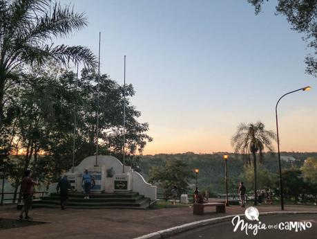 El hito de las tres fronteras y el paseo por la costanera en Puerto Iguazú