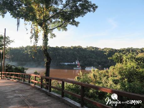 El hito de las tres fronteras y el paseo por la costanera en Puerto Iguazú