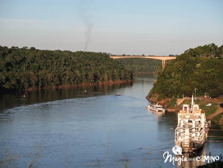 El hito de las tres fronteras y el paseo por la costanera en Puerto Iguazú