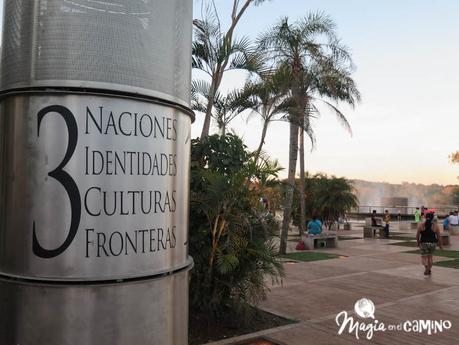 El hito de las tres fronteras y el paseo por la costanera en Puerto Iguazú