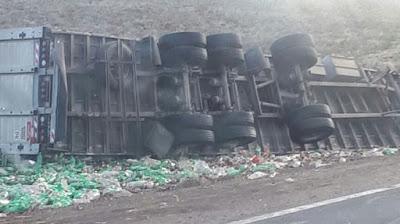 Un camión que transportaba gaseosas perdió el control y volcó en la Ruta 237