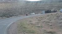 Un camión que transportaba gaseosas perdió el control y volcó en la Ruta 237