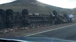 Un camión que transportaba gaseosas perdió el control y volcó en la Ruta 237
