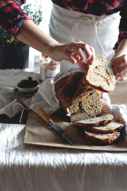 Pan de tomate y aceitunas negras , el mediterráneo en la mesa