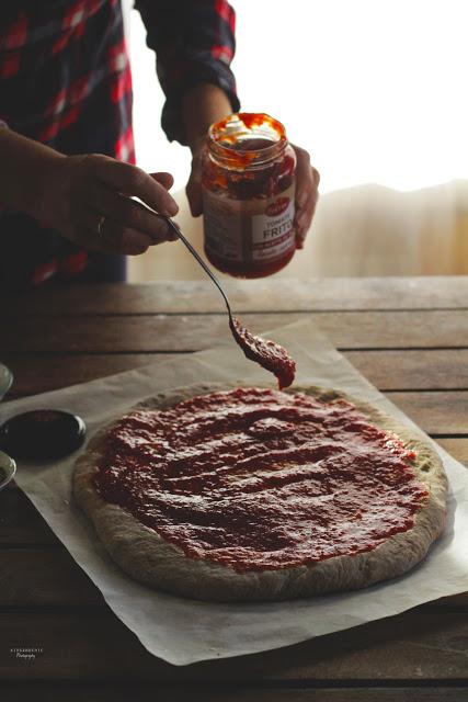Pan de tomate y aceitunas negras , el mediterráneo en la mesa