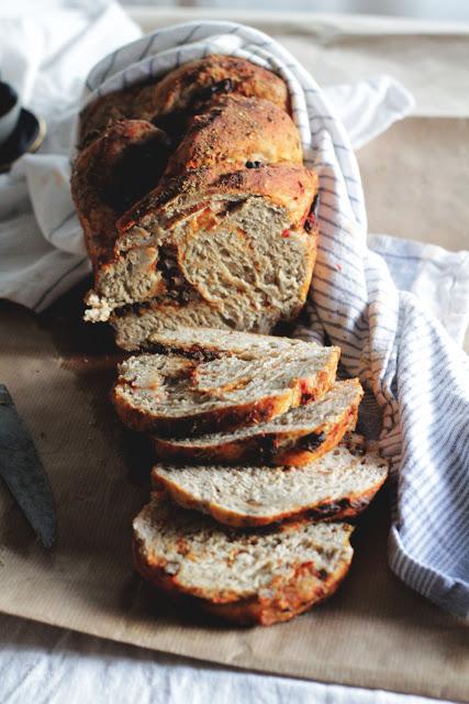 Pan de tomate y aceitunas negras , el mediterráneo en la mesa