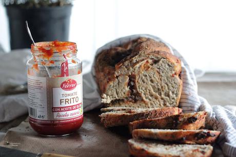 Pan de tomate y aceitunas negras , el mediterráneo en la mesa