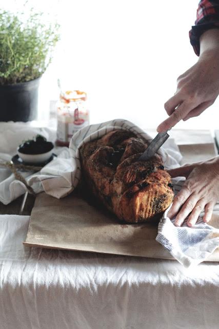 Pan de tomate y aceitunas negras , el mediterráneo en la mesa