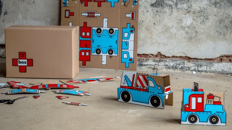 Inside the Box: el proyecto que convierte cajas de cartón en juguetes para niños refugiados